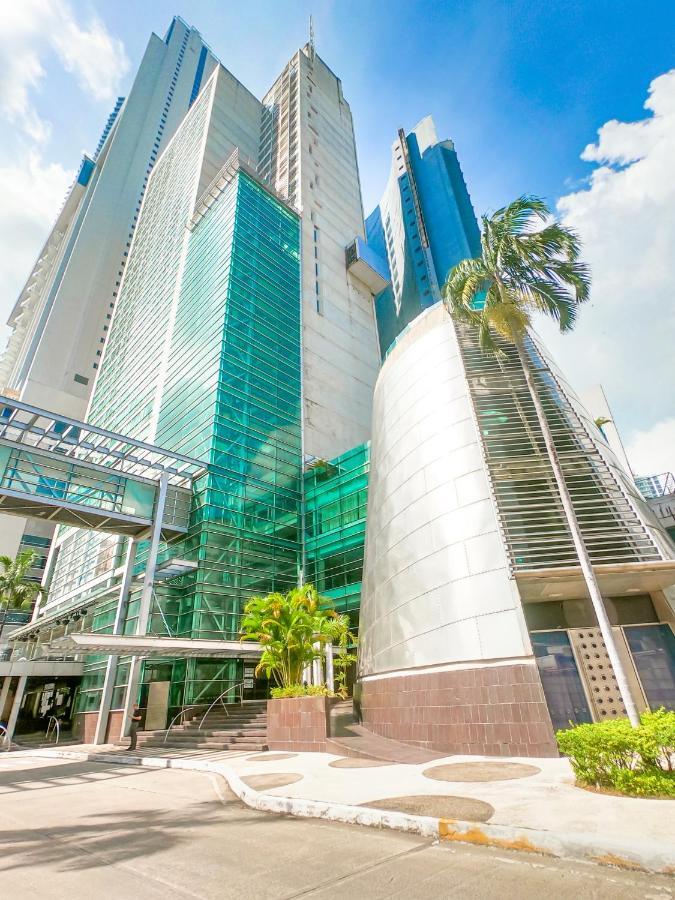 Decapolis Hotel פנמה סיטי מראה חיצוני תמונה The photo shows a modern building characterized by its sleek, contemporary architecture. The structure features large glass panels that reflect sunlight, giving it a bright appearance. Part of the building has a curved metallic surface which contrast