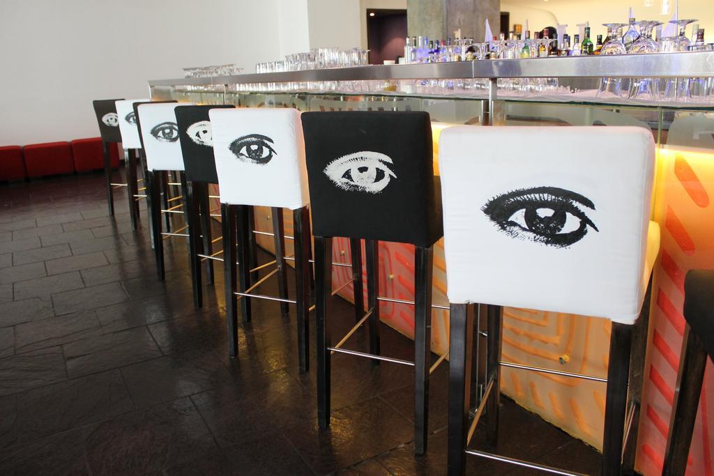 Decapolis Hotel פנמה סיטי מראה חיצוני תמונה Bar stools with images of eyes